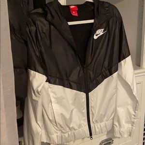 Women’s Nike black&white runners jacket